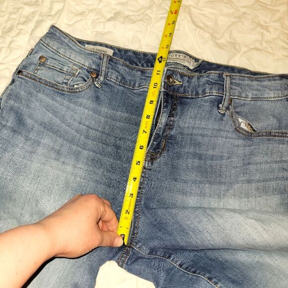 Torrid Girlfriend High Rise Jeans 18 - Picture 5 of 12